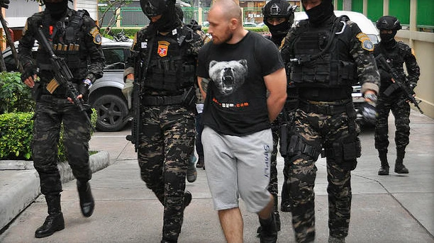 Sergey Medvedev (giữa) bị cảnh sát bắt giữ. Nguồn: AP