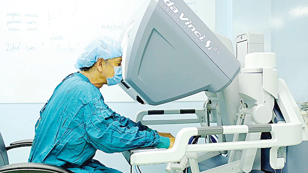 Sau hơn 1 năm triển khai hiệu quả phẫu thuật nội soi bằng Robot, Bệnh viện Bình Dân đã phẫu thuật thành công 284 trường hợp, đa số là những bệnh lý phức tạp Ảnh: DŨNG PHƯƠNG 