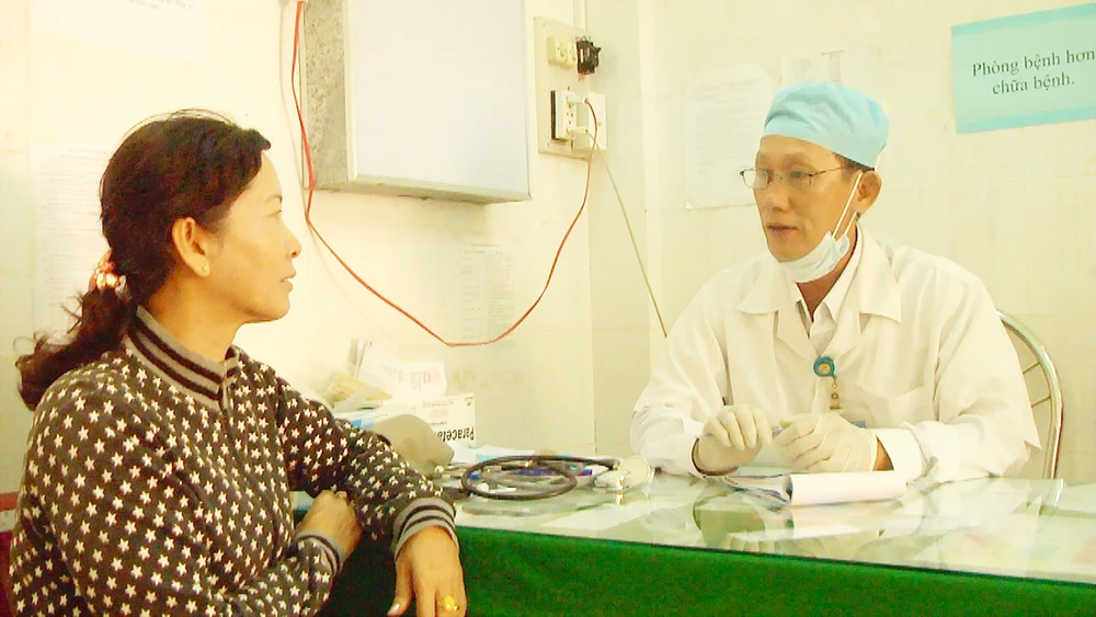 Bác sĩ Mai Phú Cường dặn dò bệnh nhân sau khi điều trị