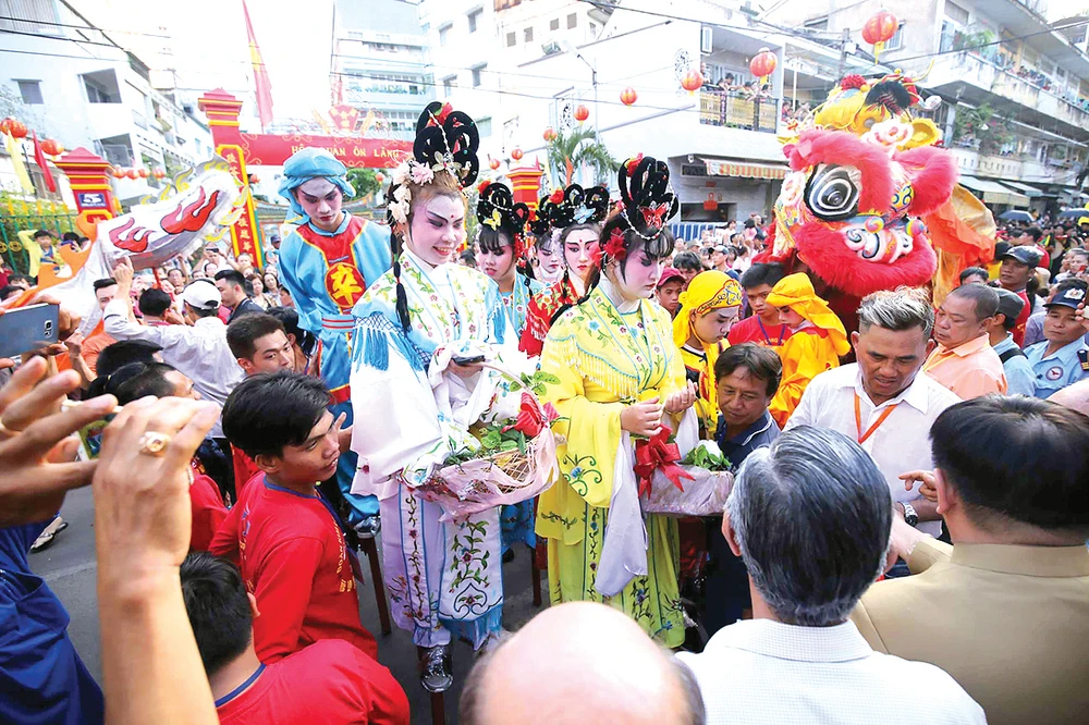 Gần 1000 diễn viên diễu hành ngang chùa Ôn Lăng Ảnh: DŨNG PHƯƠNG