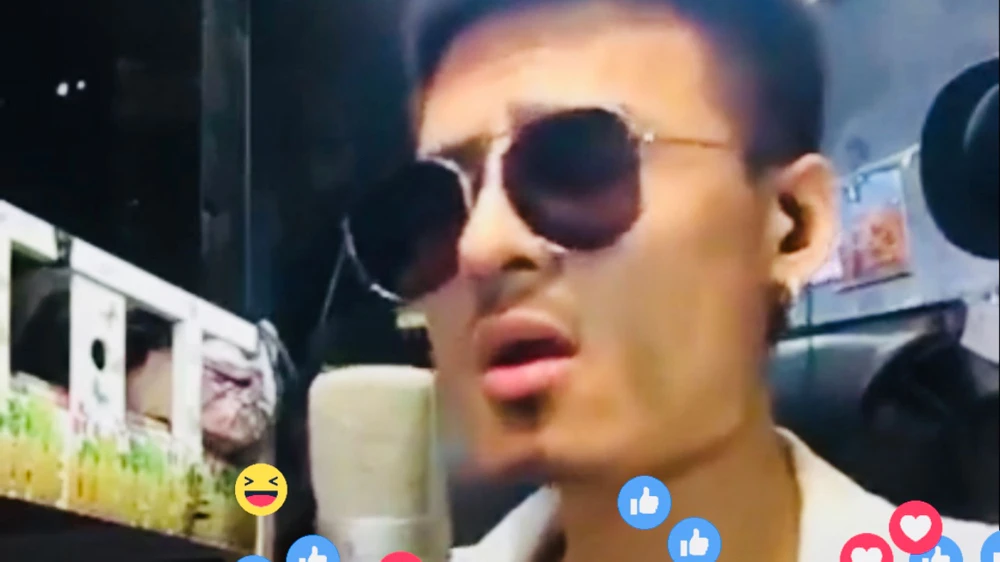 Hoa Vinh đang là cái tên nổi tiếng trên mạng xã hội sau một đêm khi vừa livestream vừa hát. Nguồn: Internet