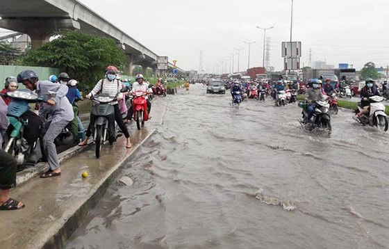 Xa lộ Hà Nội, đoạn gần cầu Rạch Chiếc ngập sâu sau trận mưa nhỏ. Ảnh: Đ.T