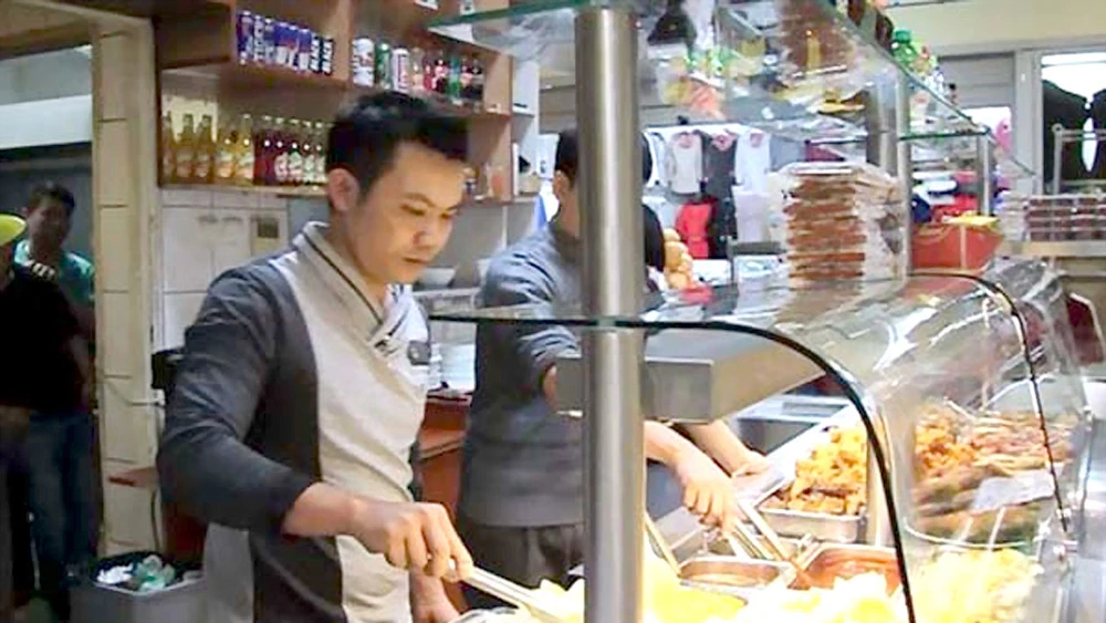 Quầy ẩm thực Việt tại khu thương mại Wólka Kosowska