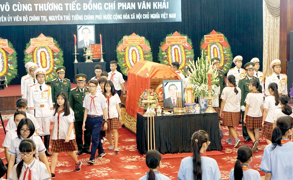 Các thiếu niên quận 5 (TPHCM) đến viếng nguyên Thủ tướng Phan Văn Khải. Ảnh: HOÀNG HÙNG