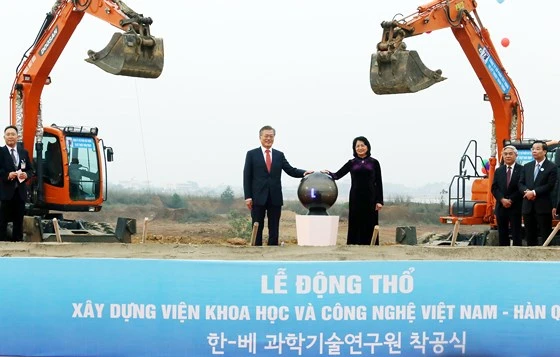 Tổng thống Hàn Quốc Moon Jae-in và Phó Chủ tịch nước Đặng Thị Ngọc Thịnh thực hiện nghi lễ động thổ xây dựng Viện VKIST. Ảnh: TRẦN BÌNH