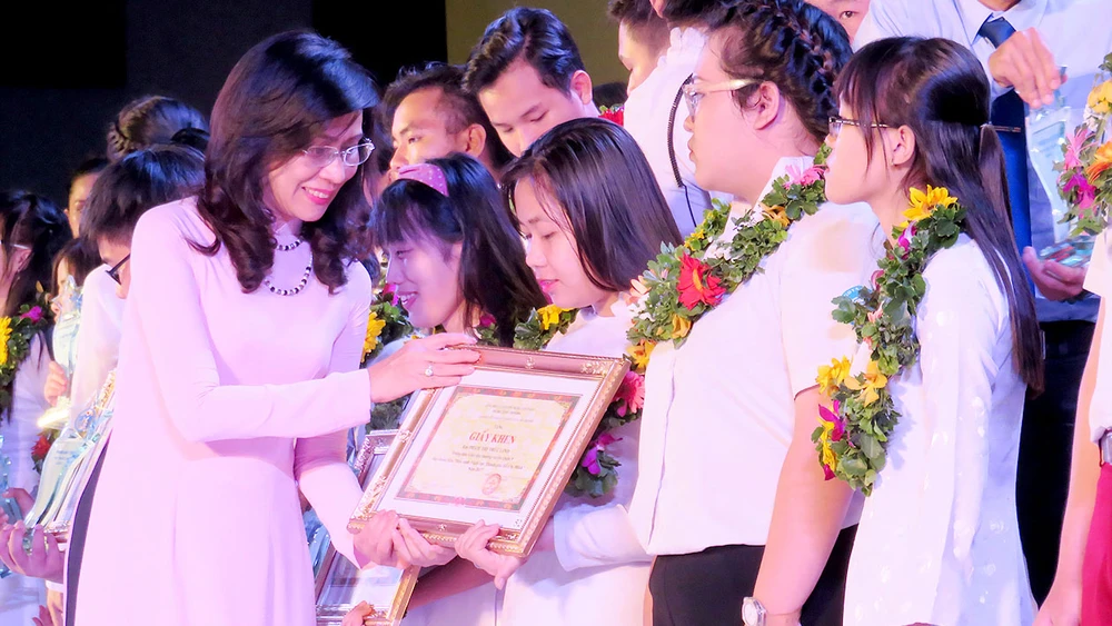Đồng chí Nguyễn Thị Thu, Phó Chủ tịch UBND TPHCM, trao giấy khen “Học sinh 3 tích cực”. Từ phong trào này, nhiều học sinh trưởng thành và được kết nạp Đảng
