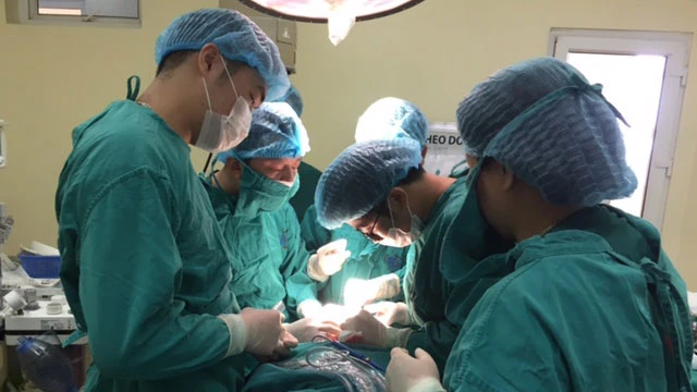 Phẫu thuật loại bỏ u tuyến giáp qua đường miệng cho bệnh nhân