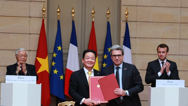 Tổng Bí thư Nguyễn Phú Trọng và Tổng thống Cộng hòa Pháp Emmanuel Macron đã chứng kiến Lễ ký kết Biên bản ghi nhớ giữa Tập đoàn T&T và Tập đoàn Bouygues của Pháp 