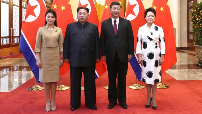 Lãnh đạo Kim Jong - un và phu nhân Ri Sol Ju hội kiến Chủ tịch Tập Cận Bình và phu nhân Bành Lệ Viện. Ảnh: TÂN HOA XÃ