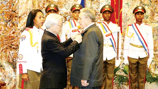 Tổng Bí thư Nguyễn Phú Trọng trao Huân chương Sao Vàng tặng Bí thư Thứ nhất Ban chấp hành Trung ương Đảng Cộng sản Cuba, Chủ tịch Hội đồng Nhà nước và Hội đồng Bộ trưởng Cộng hòa Cuba Raul Castro Ruz. Ảnh: TTXVN
