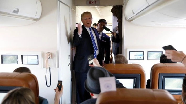 Tổng thống Mỹ Donald Trump phát biểu trước các nhà báo trên chuyên cơ Không lực 1 ngày 5-4. Ảnh: REUTERS