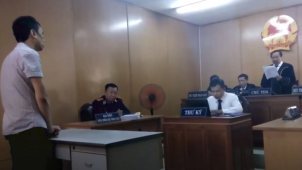 TAND TPHCM đã tuyên phạt Nguyễn Hoàng Dương (33 tuổi) mức án 7 năm tù về tội “Gián điệp”, 1 năm tù về tội “Cưỡng đoạt tài sản”