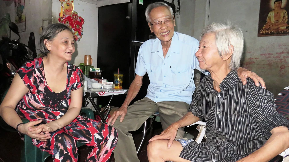 Nụ cười gần gũi, tấm lòng cởi mở của ông Huỳnh Công Tấn (giữa) giúp bà con trong khu phố ấm lòng những lúc khó khăn