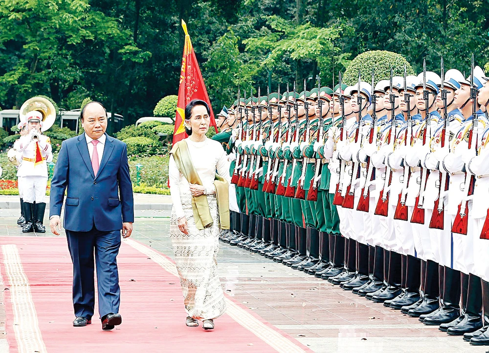 Thủ tướng Nguyễn Xuân Phúc và Cố vấn Nhà nước, Bộ trưởng Ngoại giao và Bộ trưởng Văn phòng Tổng thống nước CHLB Myanmar Aung San Suu Kyi duyệt Đội danh dự Quân đội Nhân dân Việt Nam Ảnh: TTXVN