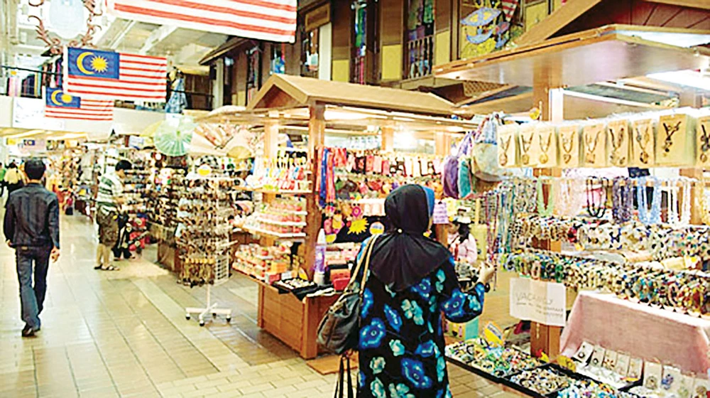 Du khách mua sắm tại khu chợ Central Market ở Malaysia