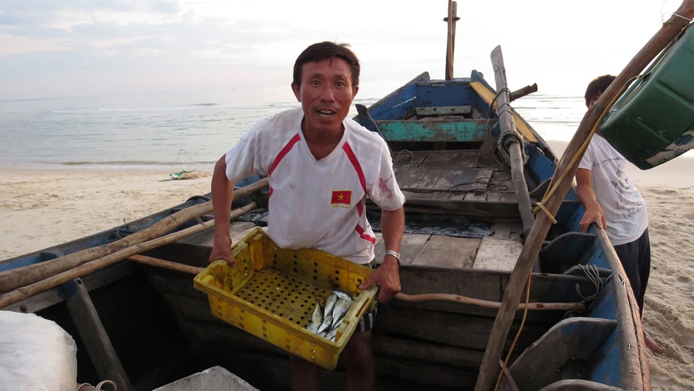 Ngư dân xã biển Hải Ninh sau đêm đánh bắt chỉ được mớ cá ít ỏi Ảnh: MINH PHONG