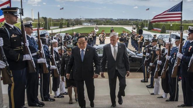 Bộ trưởng Quốc phòng Mỹ James Mattis (phải) và người đồng cấp Thái Lan Prawit Wongsuwon. Nguồn: SFREP.COM