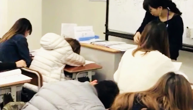 Du học sinh Việt ngủ bù ngay trên lớp sau cả đêm đi làm thêm. Ảnh: Nguồn INTERNET