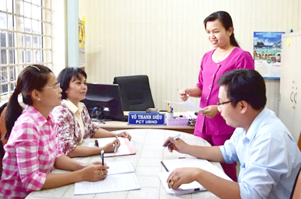 Nữ Phó Chủ tịch UBND xã Tân Phú Trung (huyện Củ Chi) Võ Thanh Diệu đang triển khai công việc