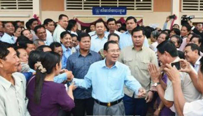 Đảng CPP cầm quyền của Thủ tướng Hun Sen (giữa) được dự báo sẽ tiếp tục giành được chiến thắng tại tổng tuyển cử sắp tới. Ảnh: KYODO/TTXVN