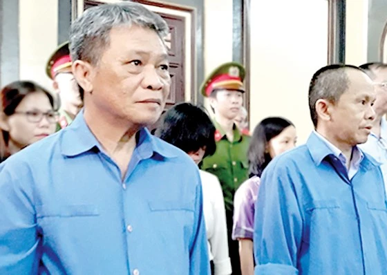 Cựu Chủ tịch HĐQT Hoàng Văn Toàn (trái) và Tổng giám đốc TrustBank Trần Sơn Nam tại tòa