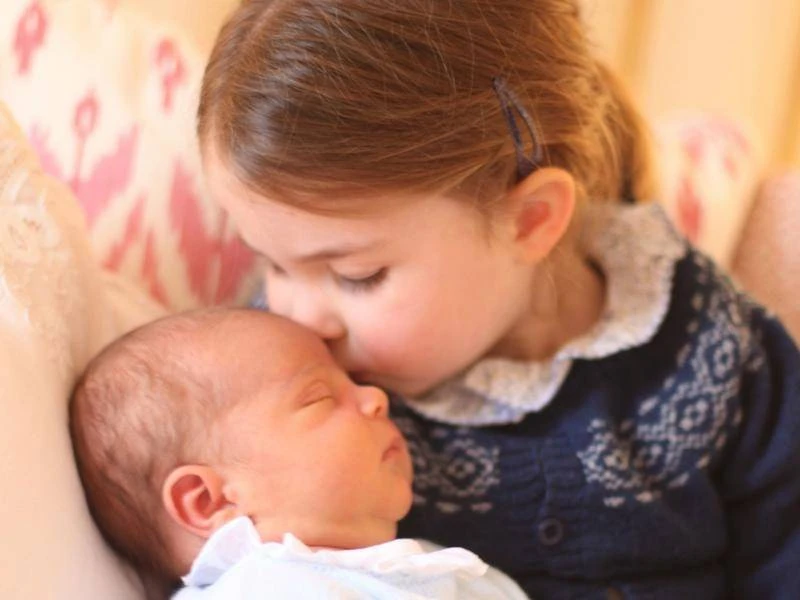 Công chúa Charlotte trìu mến ôm em trai đang ngủ