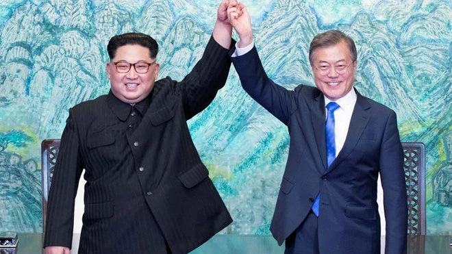 Tổng thống Hàn Quốc Moon Jae-in và nhà lãnh đạo Triều Tiên Kim Jong-un. Nguồn: TTXVN 