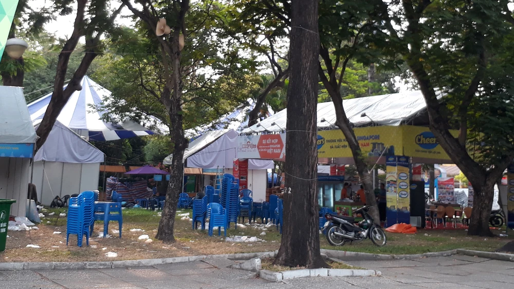 Một góc Công viên 23-9 đầy rác khi chương trình Giao lưu văn hóa - thương mại các nước ASEAN 2018 được tổ chức tại đây hồi giữa tháng 4-2018