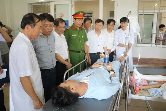 Lãnh đạo UBND tỉnh Hà Tĩnh và các cơ quan chức năng đến thăm hỏi, động viên các nạn nhân đang nằm điều trị tại Bệnh viện Đa khoa tỉnh Hà Tĩnh