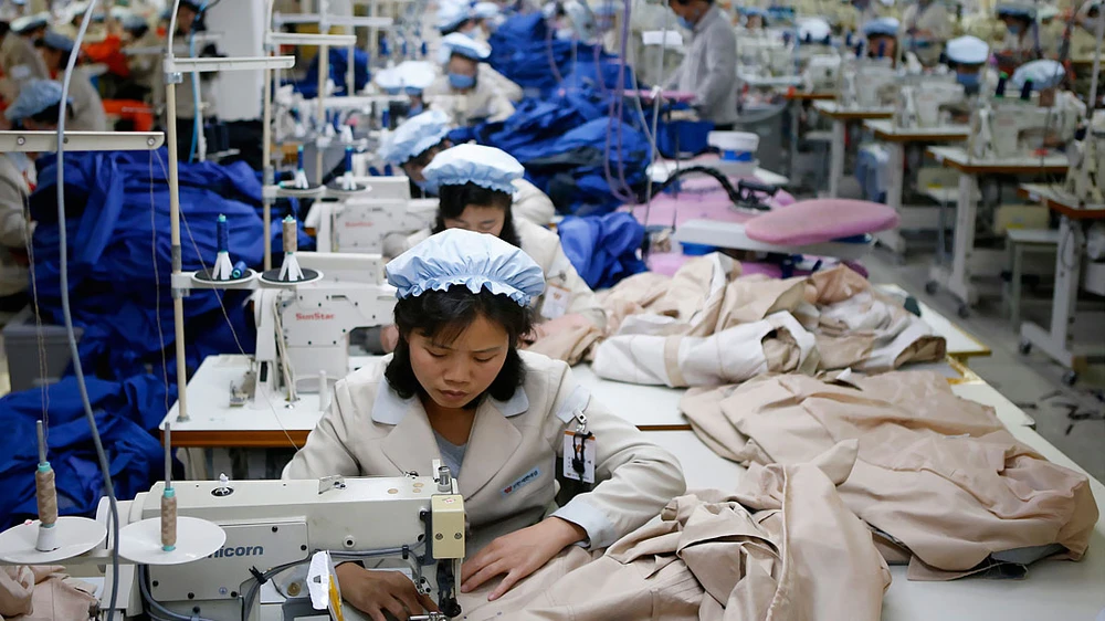Lao động Triều Tiên làm việc tại Khu công nghiệp chung Kaesong trước khi bị đóng cửa năm 2016
