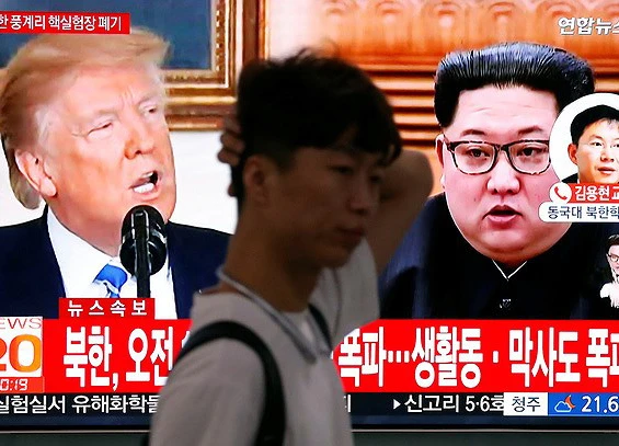 Thông tin về cuộc gặp thượng đỉnh dự kiến giữa hai lãnh đạo Mỹ và Triều Tiên liên tục phát trên truyền hình Hàn Quốc những ngày qua. Ảnh: REUTERS