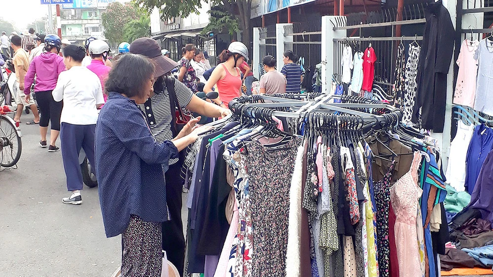 Lựa chọn quần áo đã qua sử dụng (ảnh chụp tại chân cầu Thị Nghè 1 lúc 6 giờ 20 phút ngày 27-5-2018)