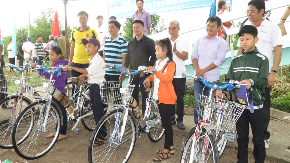 Tặng xe đạp cho học sinh xã Tân Hưng Tây 