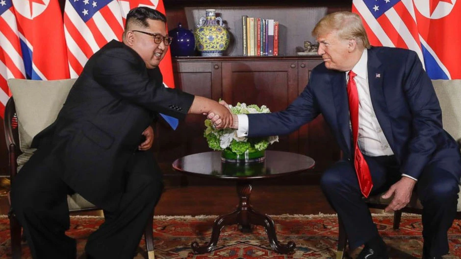 Lãnh đạo Triều Tiên Kim Jong-un và Tổng thống Mỹ Donald Trump tại hội nghị thượng đỉnh lịch sử ở Singapore ngày 12-6-2018.