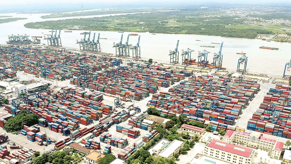 Ngành vận tải - cảng - kho bãi với thế mạnh và tiềm năng vẫn chiếm tỉ trọng cao trong tổng GRDP thành phố Ảnh: CAO THĂNG