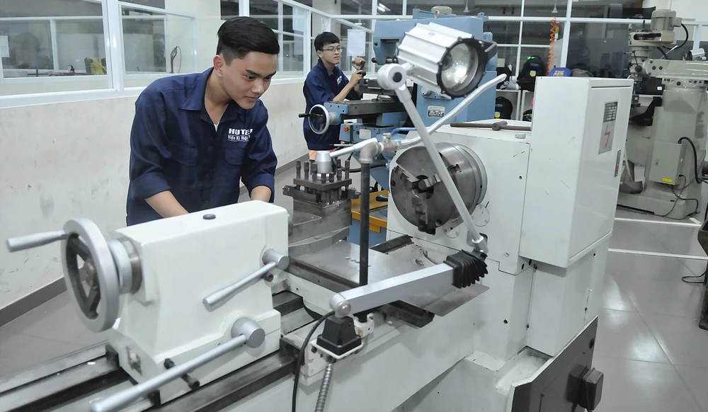 Sinh viên Trường Đại học Hutech thực hành trên máy CNC Ảnh: CAO THĂNG