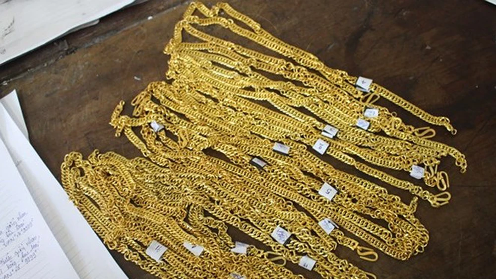 Số dây chuyền vàng giả được các đối tượng mua để lừa bán. Ảnh: BAONGHEAN.VN
