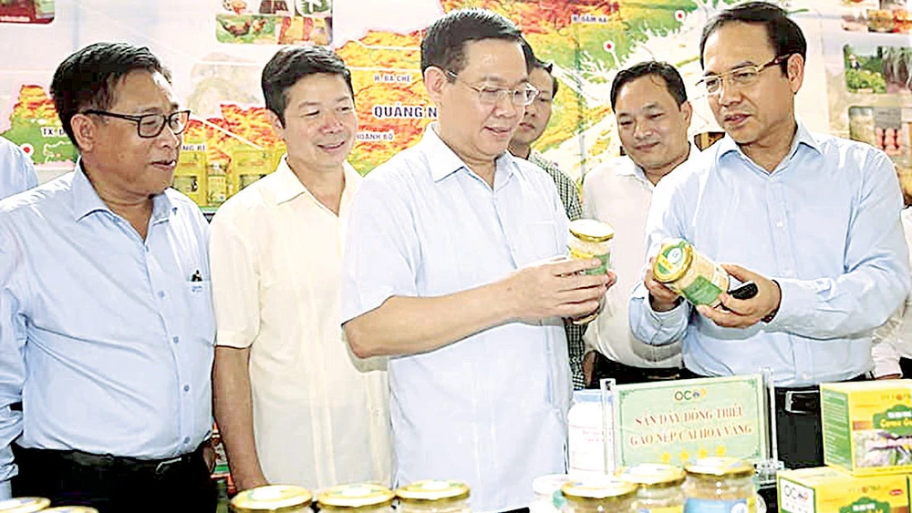 Phó Thủ tướng Vương Đình Huệ tìm hiểu các sản phẩm OCOP được giới thiệu tại hội nghị 