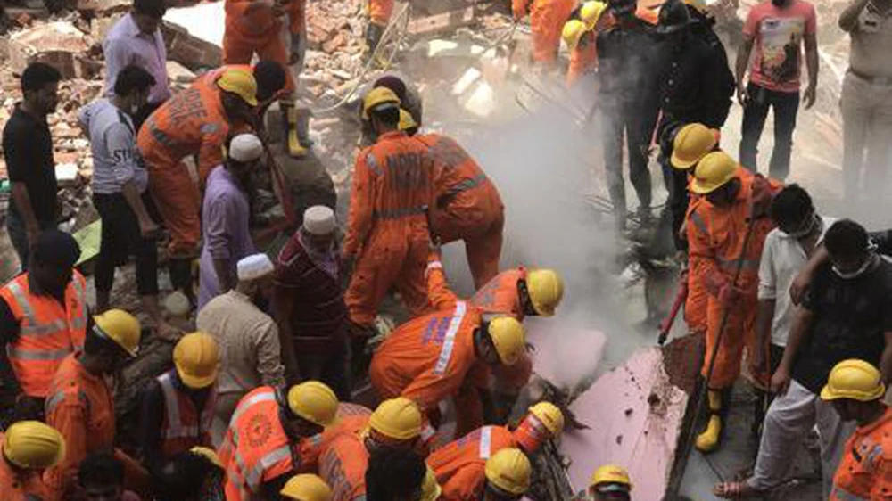Lực lượng cứu hộ làm nhiệm vụ tại hiện trường một vụ sập nhà ở Ấn Độ. Ảnh: TTXVN