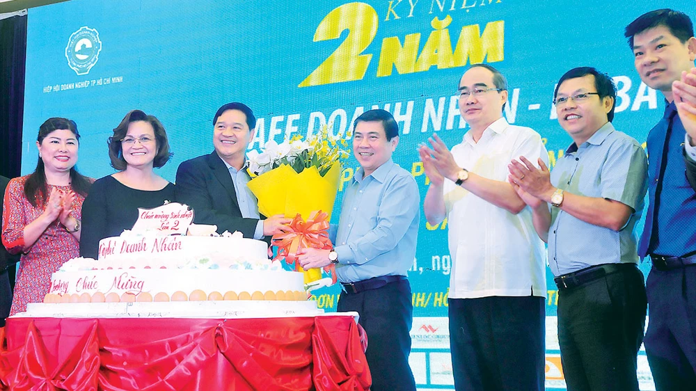Bí thư Thành ủy TPHCM Nguyễn Thiện Nhân chúc mừng Cafe Doanh nhân kỷ niệm 2 năm Ảnh: CAO THĂNG