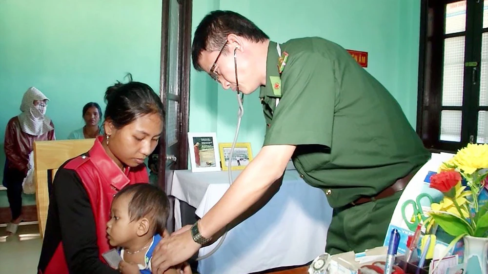 Bác sĩ Đặng Hồng Minh khám bệnh cho đồng bào các dân tộc khu vực biên giới Việt Nam - Lào