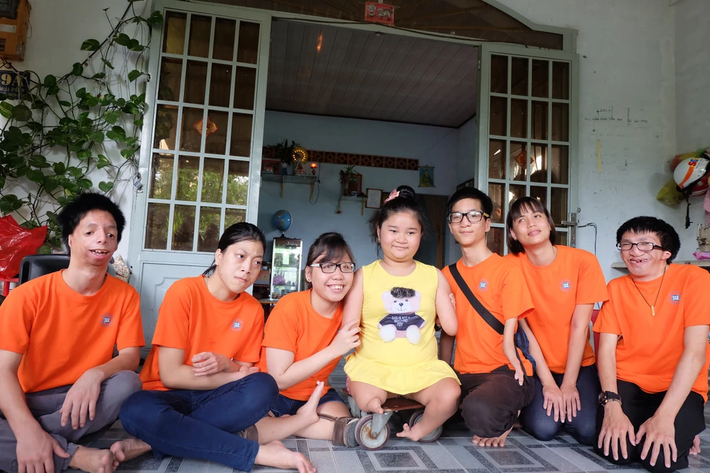 Các em nhỏ nhiễm chất độc da cam của Làng Hòa Bình thăm cô bé chim cánh cụt Nguyễn Hoài Thương (Củ Chi)