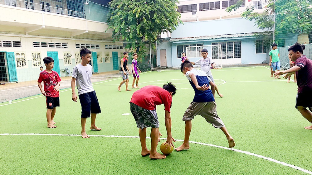 Các em luyện tập đá bóng vào ngày nghỉ cuối tuần ở Trung tâm Giáo dục dạy nghề thiếu niên TPHCM