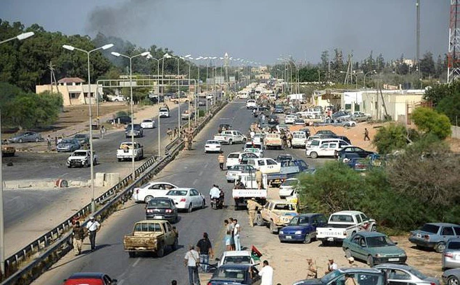 Một bức ảnh chụp ngày 21-8-2011 từ một cây cầu ở phía tây Tripoli, nơi hàng chục người biểu tình đã bị giết. Ảnh: DAILYMAIL.CO.UK