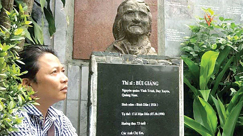  Nhạc sĩ Trần Quế Sơn bên mộ thi sĩ Bùi Giáng