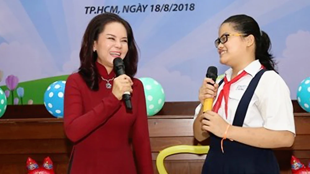 Em Nguyễn Thị Ánh Ngọc tại buổi giao lưu các nữ sinh hiếu học được nhận học bổng