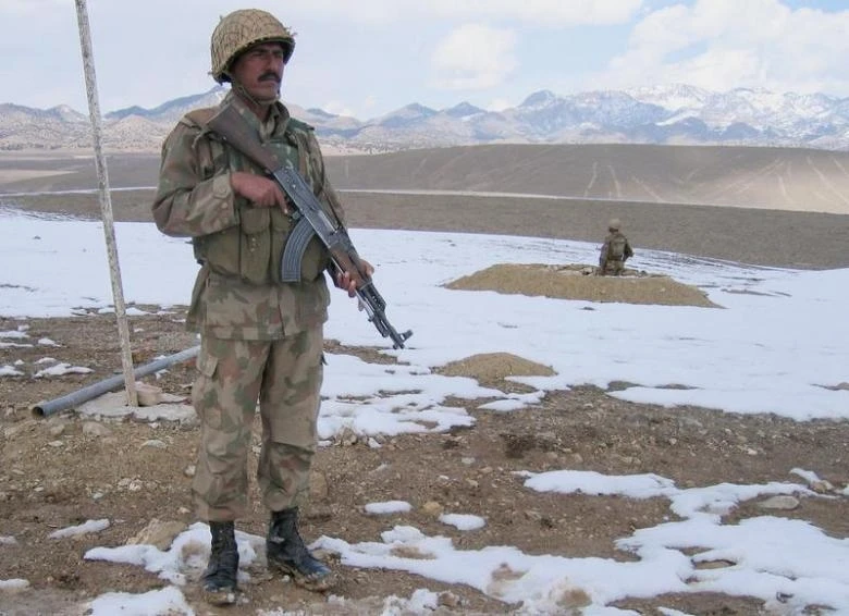 Binh sĩ Pakistan canh gác tại khu vực Lwara Fort, trên biên giới giáp Afghanistan. Ảnh: REUTERS 