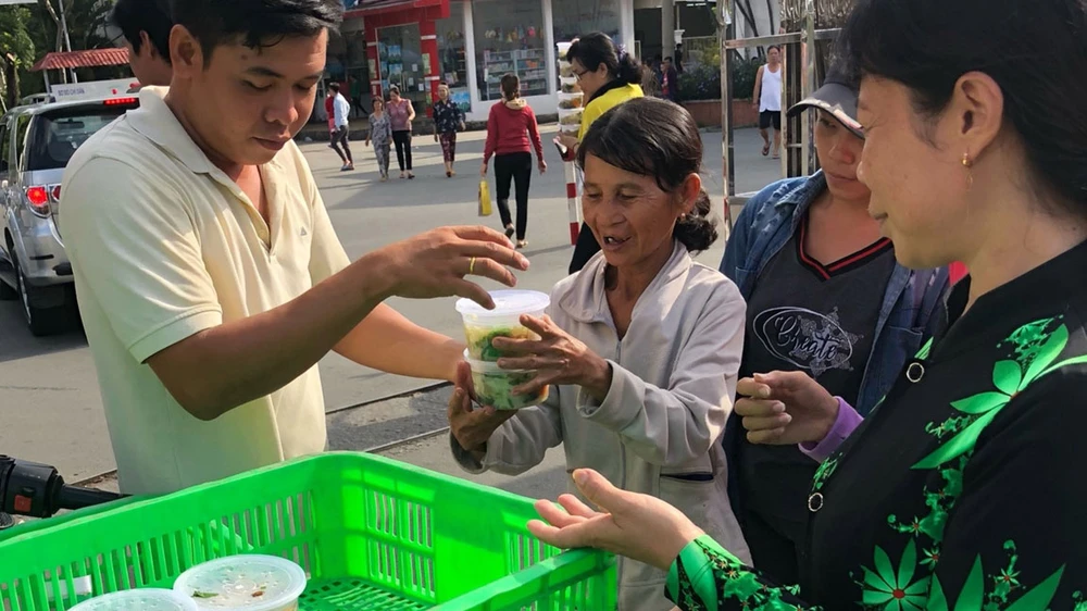 Nhóm từ thiện của gia đình chị Bình phát suất ăn miễn phí cho bệnh nhân và người nuôi bệnh ở Bệnh viện Bệnh nhiệt đới TPHCM