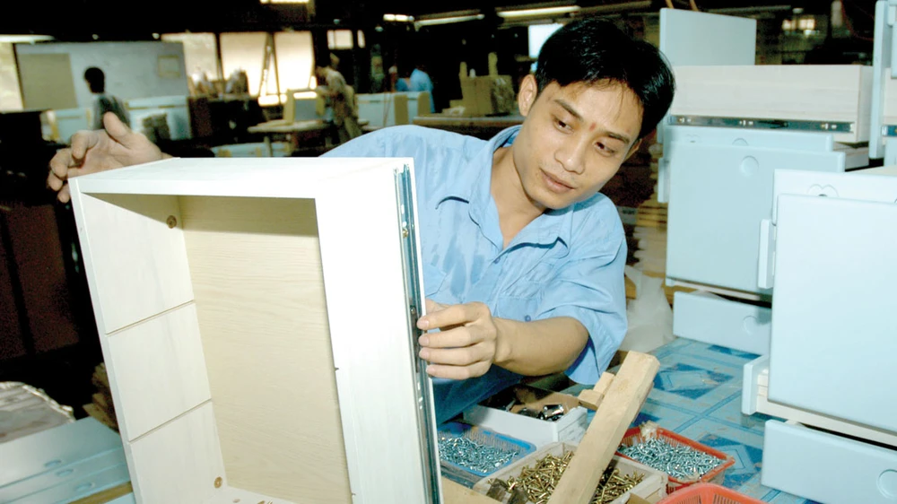 Sản xuất tủ gỗ xuất khẩu tại một đơn vị ở TPHCM Ảnh: CAO THĂNG