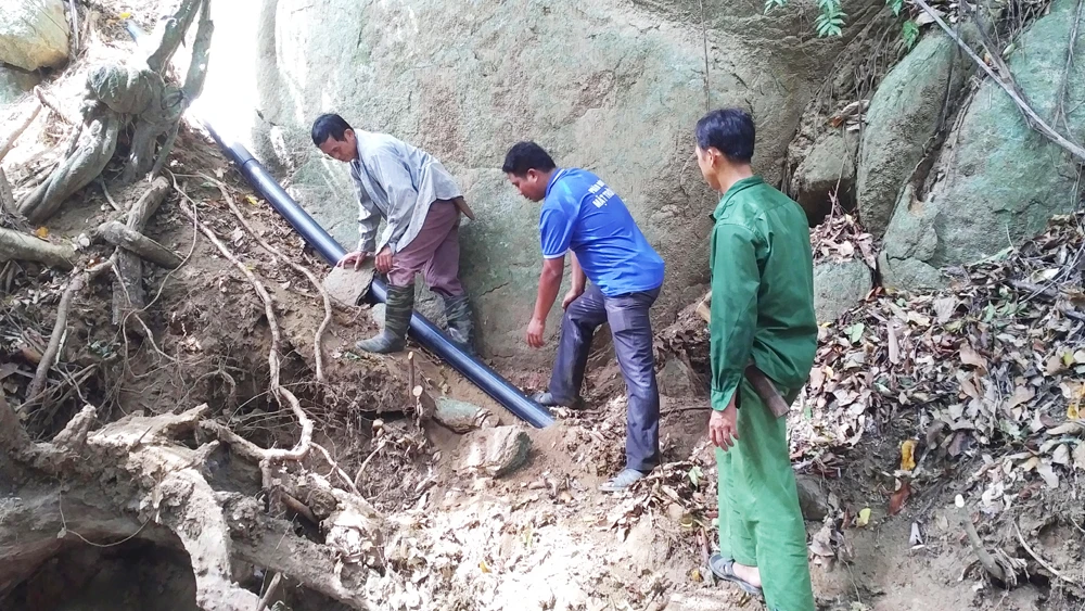 Giữa vách núi cheo leo, người Dao nỗ lực lắp đường ống dẫn nước về làng